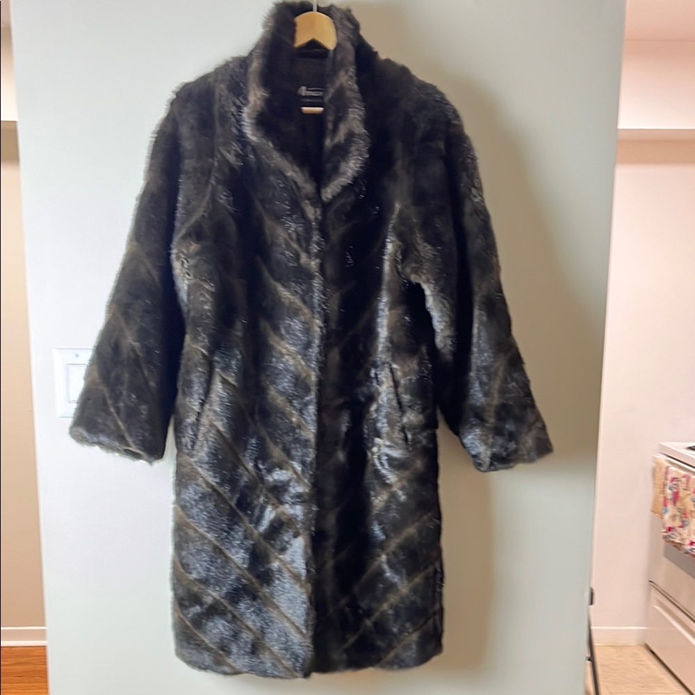 Amanda Collection Faux Fur Coat – Size L